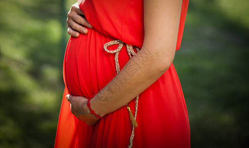 红色礼服的怀孕的新娘背景图片