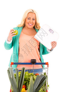 超市里的大女人寻找健康食图片