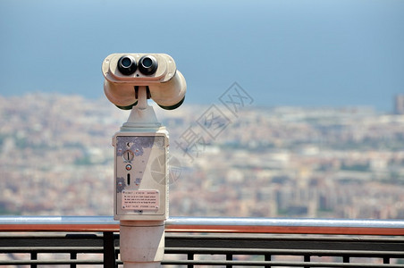 从塔比达博山驶向巴塞罗那的旅游望远镜从图片