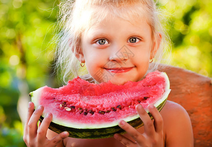 夏日清晨吃西瓜的甜美少女图片