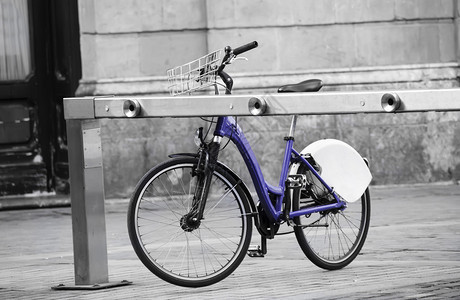街上的蓝色复古自行车图片