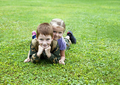 孩子们躺在公园的绿草地上图片