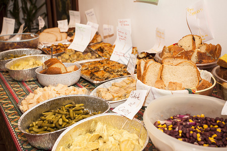 餐桌为家庭聚会提供多种食物图片