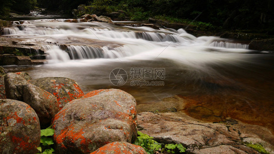 巨山白易北河上的彩色急流图片