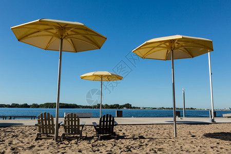 城市海滩的椅子和雨伞图片