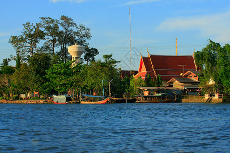 泰式风格的泰国江边房子图片