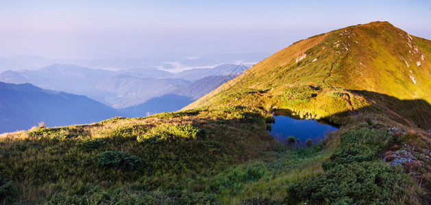 从高山湖泊的视图早晨风景图片