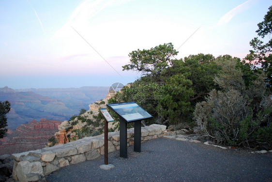 前景和背景中的悬崖和灌木的大峡谷景观图片