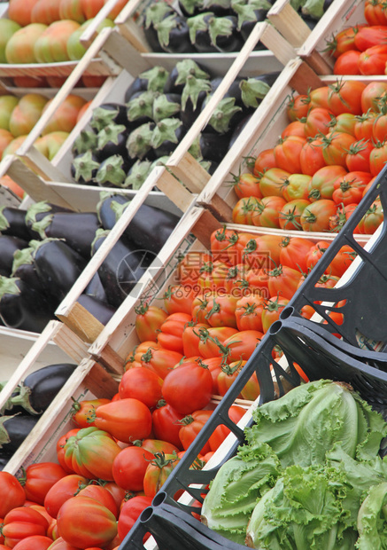 装满新鲜水果和蔬菜的盒子和零售和批发的季节水果和图片