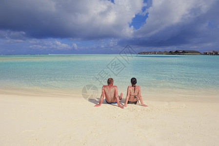 快乐的年轻夫妇在暑假时玩得开心放松图片