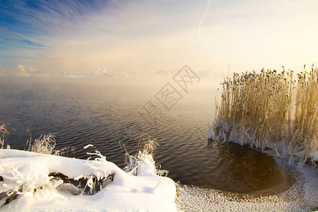 白色的冬季景观湖与天空图片