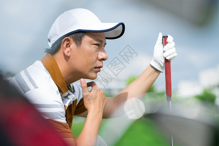 一个集中的高尔夫球手的剖面视图图片