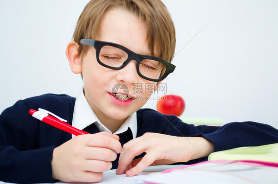 小男孩从学校写功课在图片