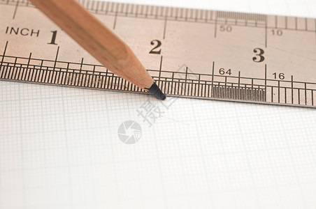 钢尺和木铅笔在纸图上图片