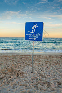 带有冲浪标志的日落海滩图片