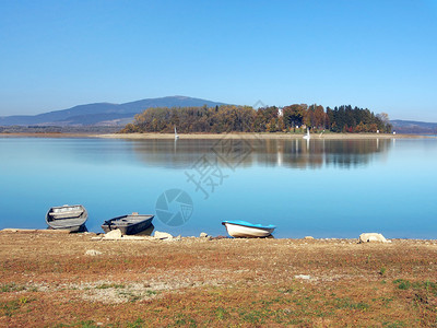 小划艇在岸上的秋天景色图片