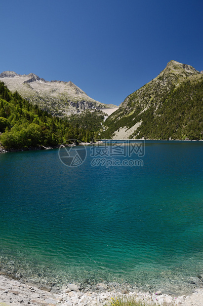 Neouvielle自然保护区有山地湖泊和人工蓄水层图片
