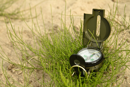 士兵的罗盘在沙滩上的一捆草里图片