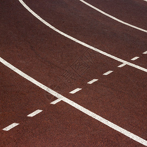 体育场内的运动红地毯带有白色线条图片
