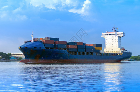 一艘驶入港口的大型集装箱船图片