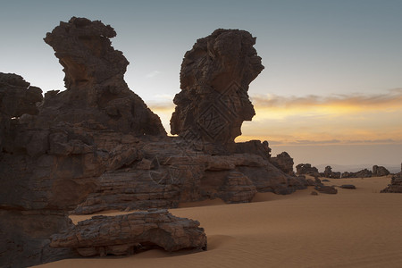 移除了沙漠中古老火山遗迹的岩石具有边缘结构的密砂利比亚沙漠旅行者和摄影图片