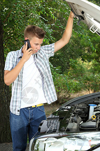 汽车故障后打电话给维修服务的人图片