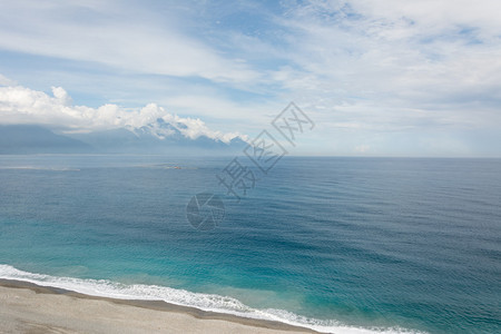 美丽的海景与海岸线和远图片