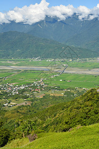 Hualien农田小城镇背景图片