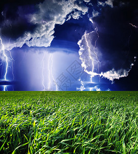 绿色草原上的雷暴与闪电黑图片
