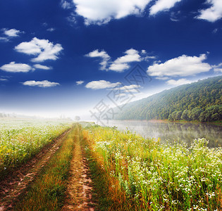 美丽的风景与河流图片