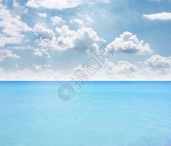 美丽的云彩和绿松石海洋的海景图片