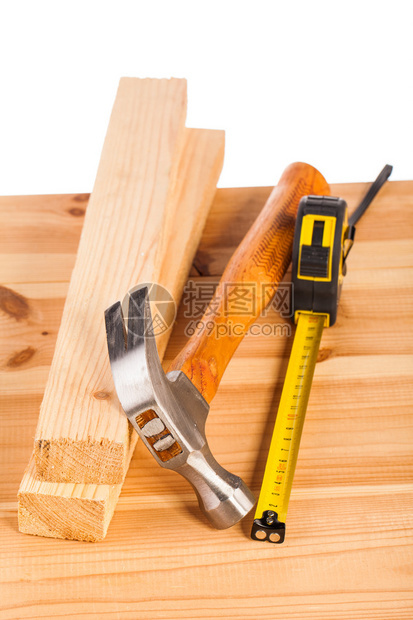 桌子上的木头安装工具图片