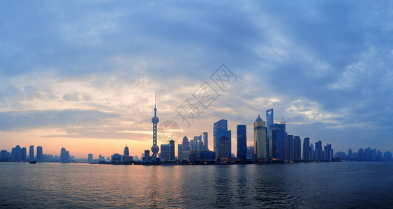 上海早晨城市天际线剪影全景在河图片