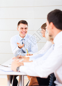 商人讨论坐在办公室会议或会议室的办公桌前图片