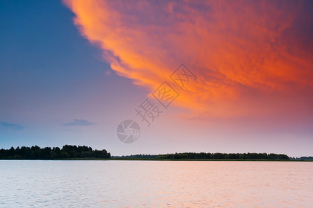 河流中美丽的夕阳人类发展背景图片