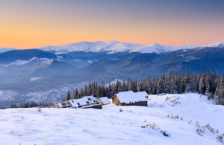 冬天在一个寒冷的早晨在山上日出山房图片