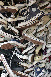 Sneakers挂在市场上很多图片