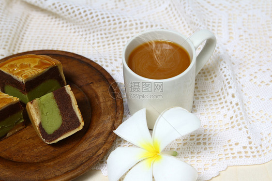 咖啡杯和月饼在木盘上供应图片