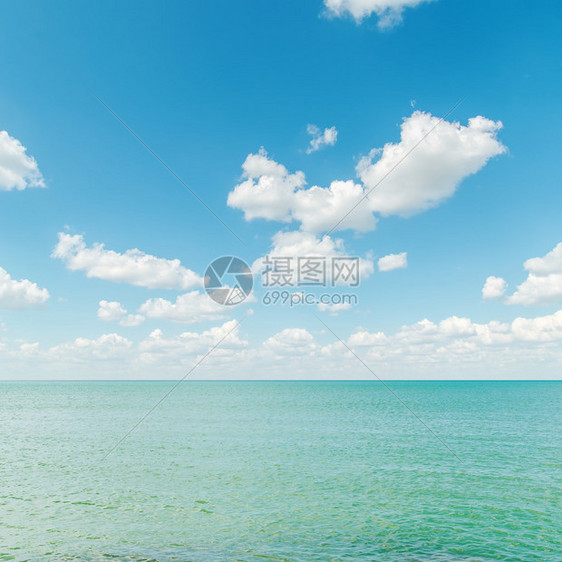 蔚蓝的大海蓝天白云图片