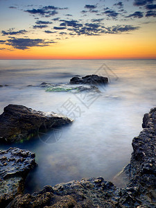 太阳下山时海浪平静夏图片