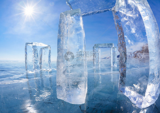 冰冠冬季太阳下在西奈里亚的Baikal湖上用图片