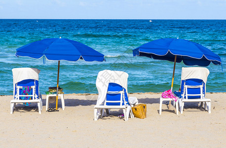 清晨在迈阿密带椅子和阳伞的美丽图片