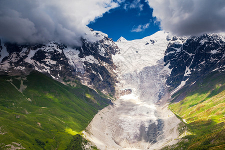 Chkhutnieri山口Tetnuldi冰川脚下的高山草甸上斯瓦涅季图片
