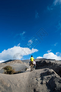 活跃火山是旅游景点中最受欢迎的景点之一图片