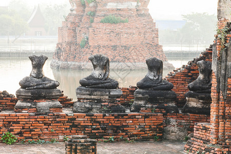 泰国Ayutthaya的佛像和FloodsChaiwatthanar图片