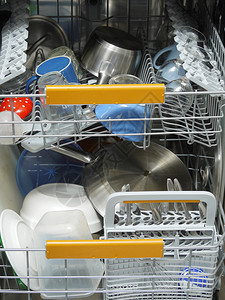 装满脏餐具的洗碗机图片
