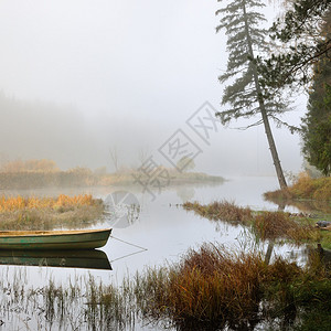 秋季期间的河流和小船场景图片