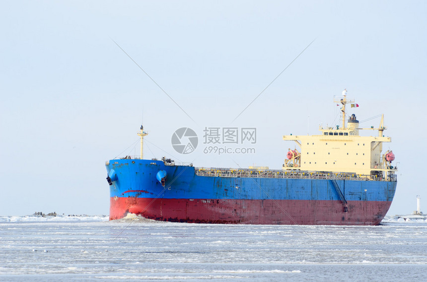 货船在冬天航行图片