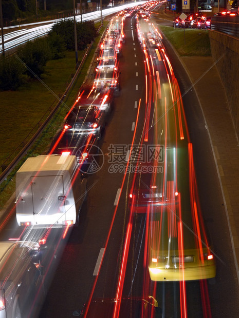 由在双向高速公路上行驶的车辆的红色后灯和白色前灯创建的夜间红绿灯轨迹图片