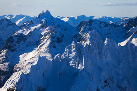 山峰红旗佩克斯奥利维亚峰和七兄弟背景